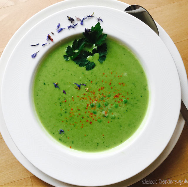 Erbsenschaumsuppe mit Mandeln (Vegan)
